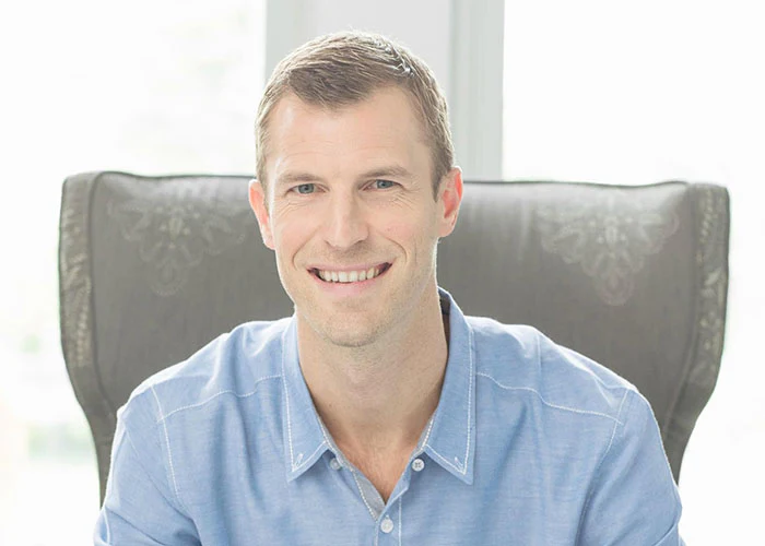 Retrato del Dr. Josh Axe